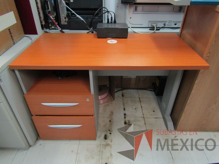 Lote 099 - Escritorio con archivero de pedestal de 2 cajones y orificio para cables