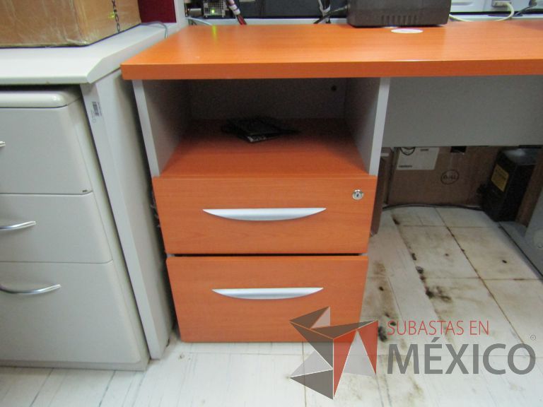 Lote 099 - Escritorio con archivero de pedestal de 2 cajones y orificio para cables - Imagen 3