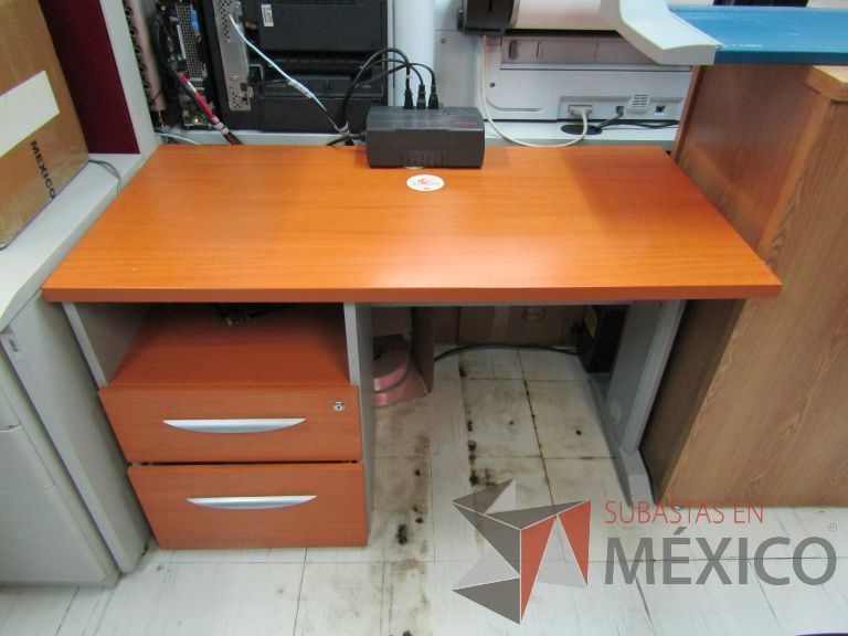 Lote 099 - Escritorio con archivero de pedestal de 2 cajones y orificio para cables - Imagen 2