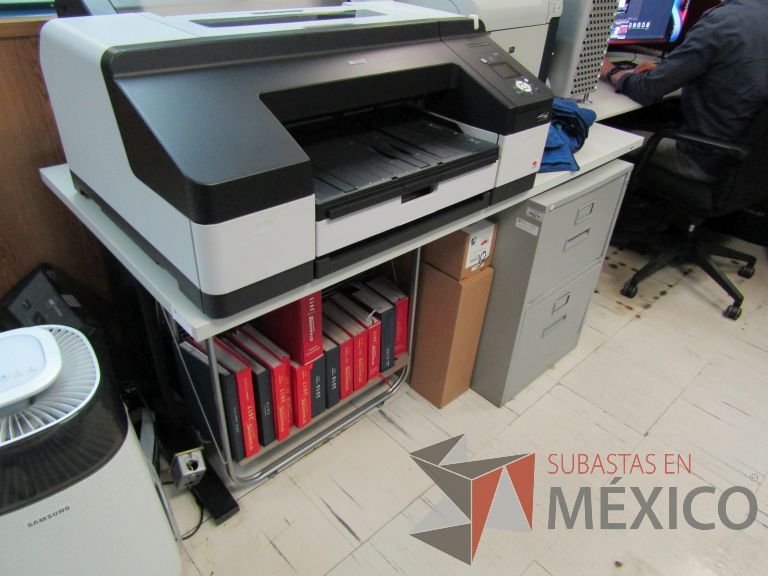 Lote 102 - Escritorio con base metálica y cubierta color gris