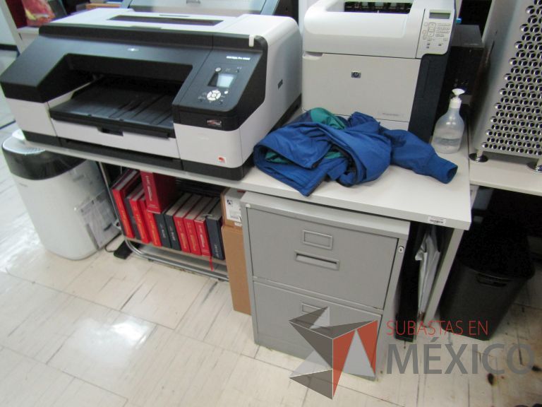 Lote 102 - Escritorio con base metálica y cubierta color gris - Imagen 4