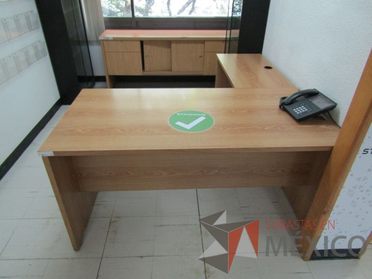 Lote 104 - Escritorio en escuadra con 2 cajones y orificio para cables - Imagen 2