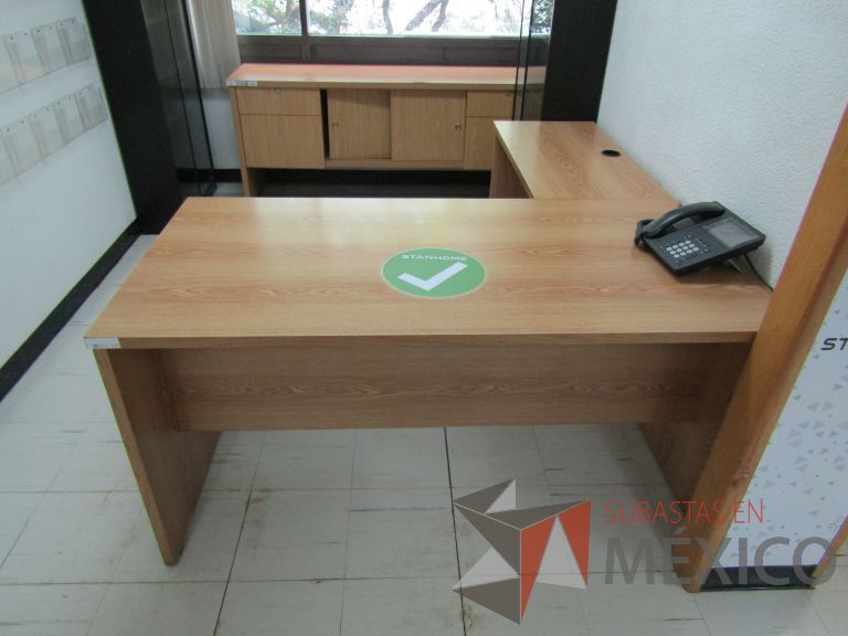 Lote 104 - Escritorio en escuadra con 2 cajones y orificio para cables - Imagen 3