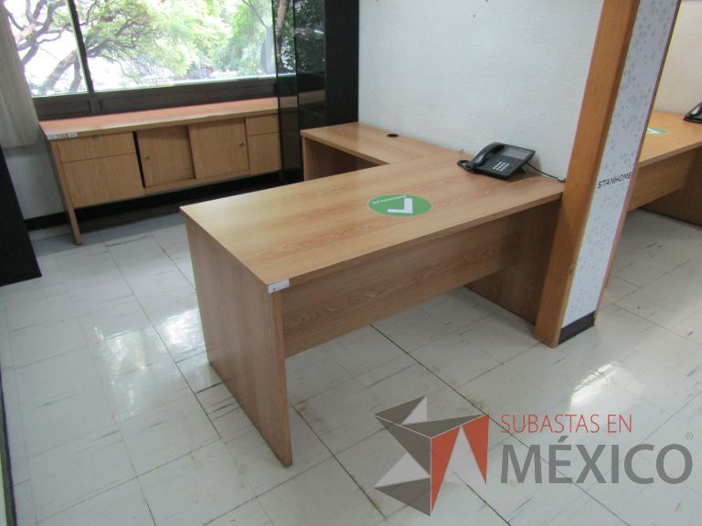 Lote 104 - Escritorio en escuadra con 2 cajones y orificio para cables - Imagen 4