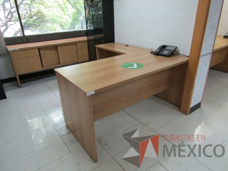 Lote 104 - Escritorio en escuadra con 2 cajones y orificio para cables - Imagen 5