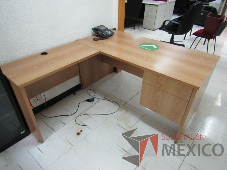 Lote 104 - Escritorio en escuadra con 2 cajones y orificio para cables