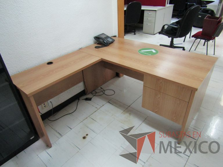 Lote 104 - Escritorio en escuadra con 2 cajones y orificio para cables - Imagen 6