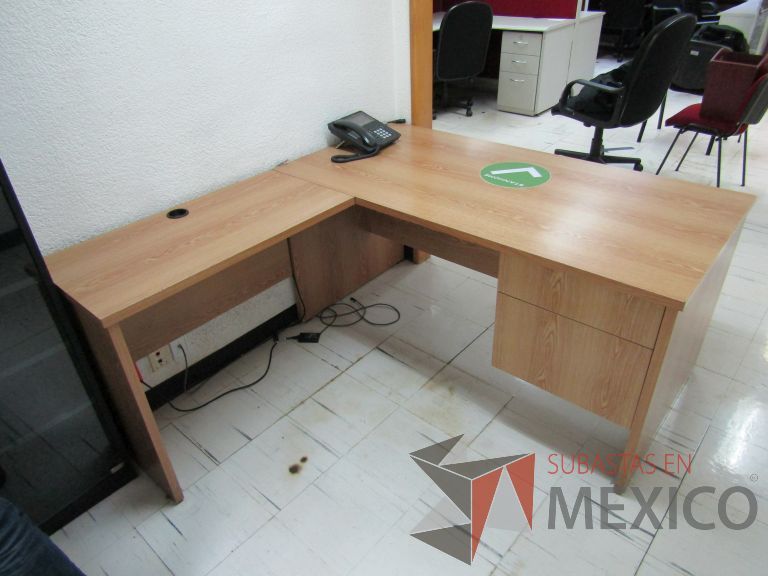 Lote 104 - Escritorio en escuadra con 2 cajones y orificio para cables - Imagen 7
