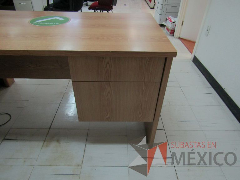 Lote 104 - Escritorio en escuadra con 2 cajones y orificio para cables - Imagen 8
