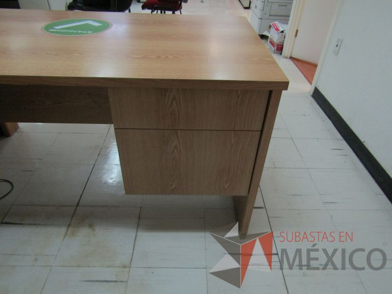 Lote 104 - Escritorio en escuadra con 2 cajones y orificio para cables - Imagen 9