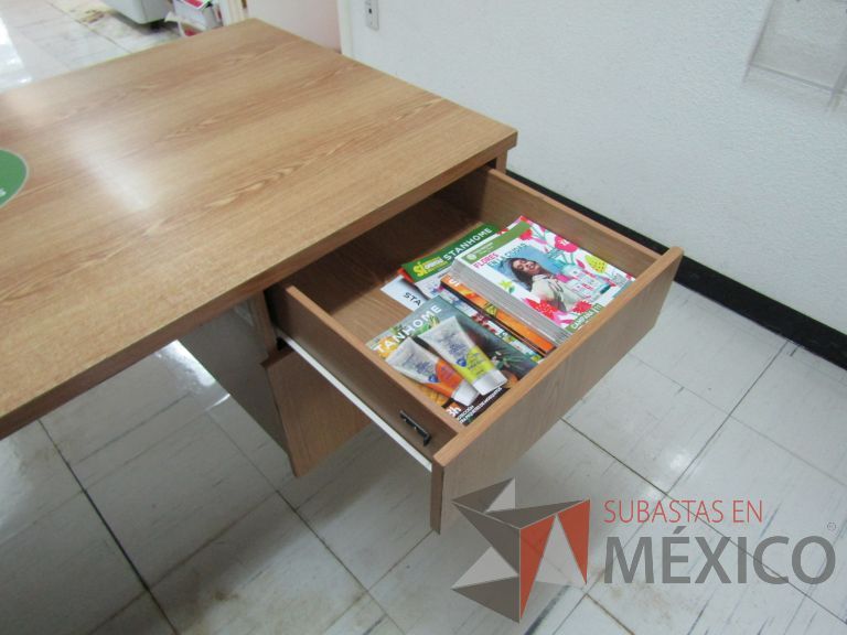 Lote 104 - Escritorio en escuadra con 2 cajones y orificio para cables - Imagen 10