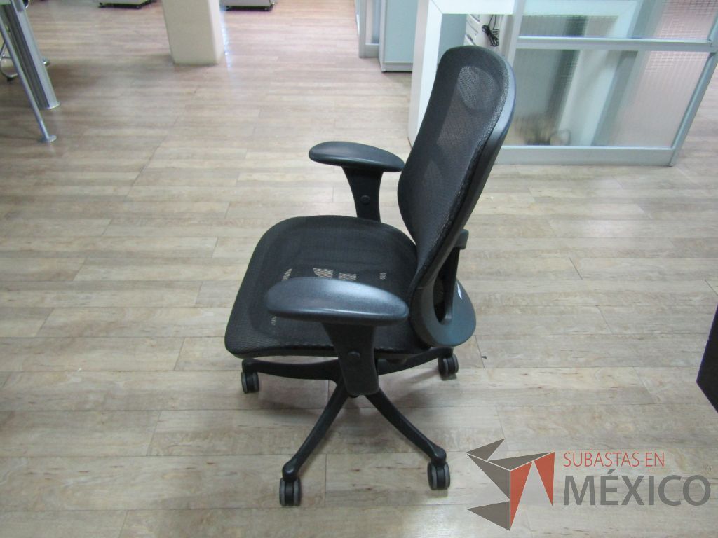 Lote 352 - Silla operativa con ruedas, descansabrazos, asiento y respaldo en malla - Imagen 6