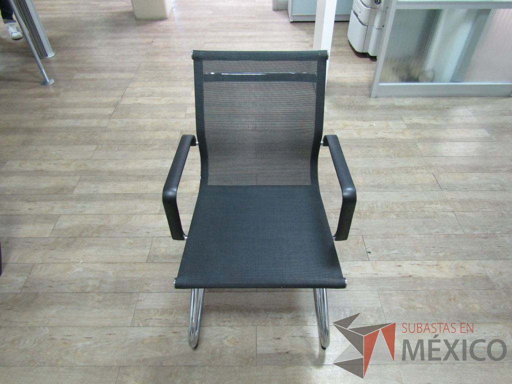 Lote 216 - Silla fija, descansabrazos, base trineo, asiento y respaldo en malla - Imagen 8
