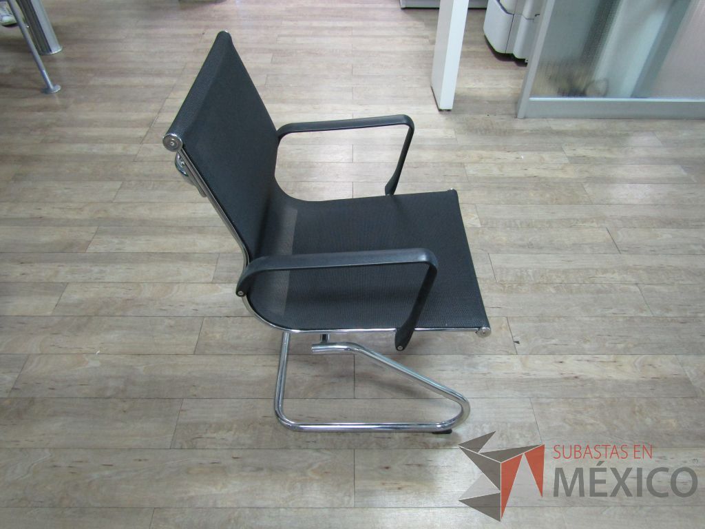 Lote 359 - 2 Sillas fijas, descansabrazos, base trineo, asiento y respaldo en malla - Imagen 4