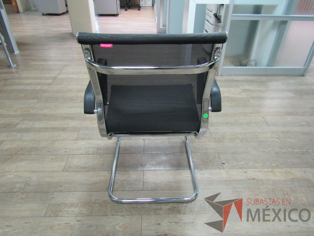 Lote 359 - 2 Sillas fijas, descansabrazos, base trineo, asiento y respaldo en malla - Imagen 5