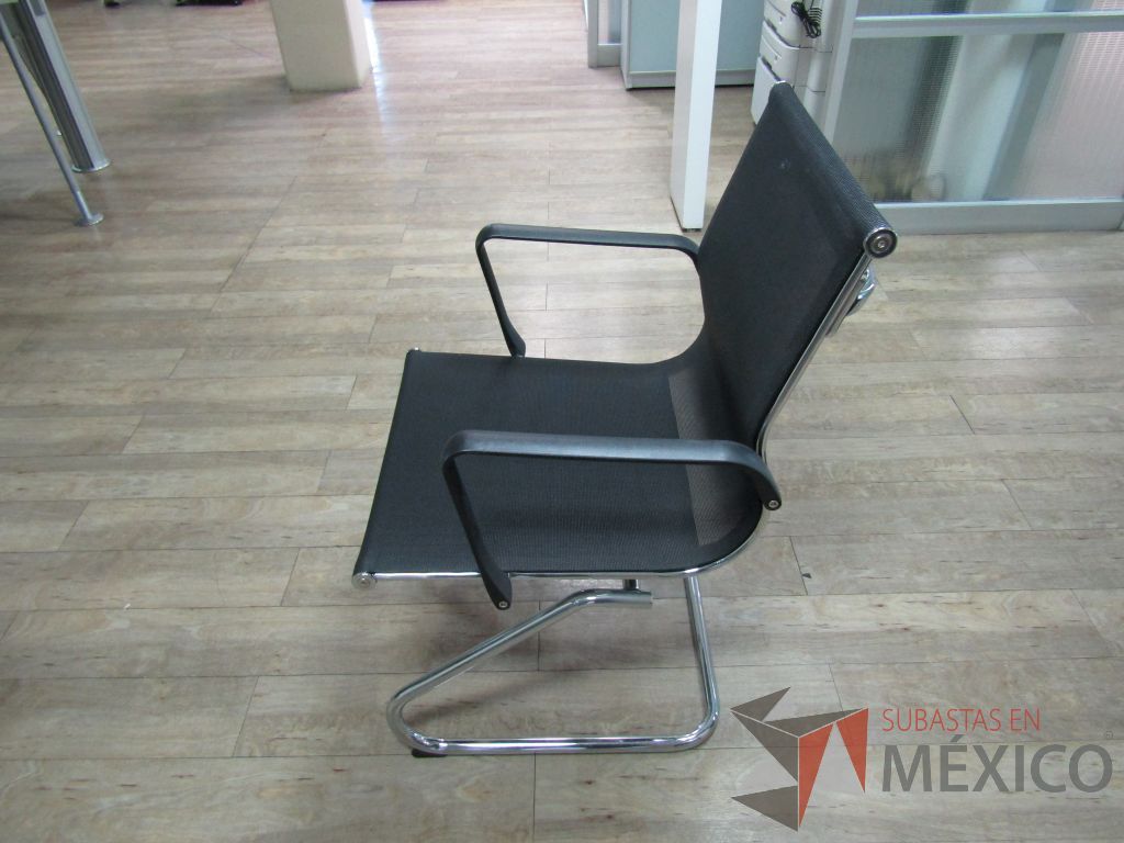 Lote 359 - 2 Sillas fijas, descansabrazos, base trineo, asiento y respaldo en malla - Imagen 8
