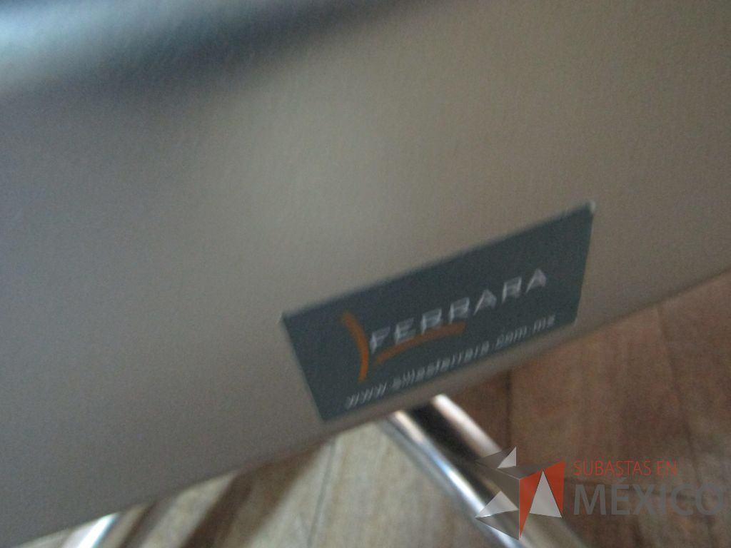Lote 227 - 2 Sillas operativas con ruedas, descansabrazos, respaldo en malla y asiento en tela color negro - Imagen 6