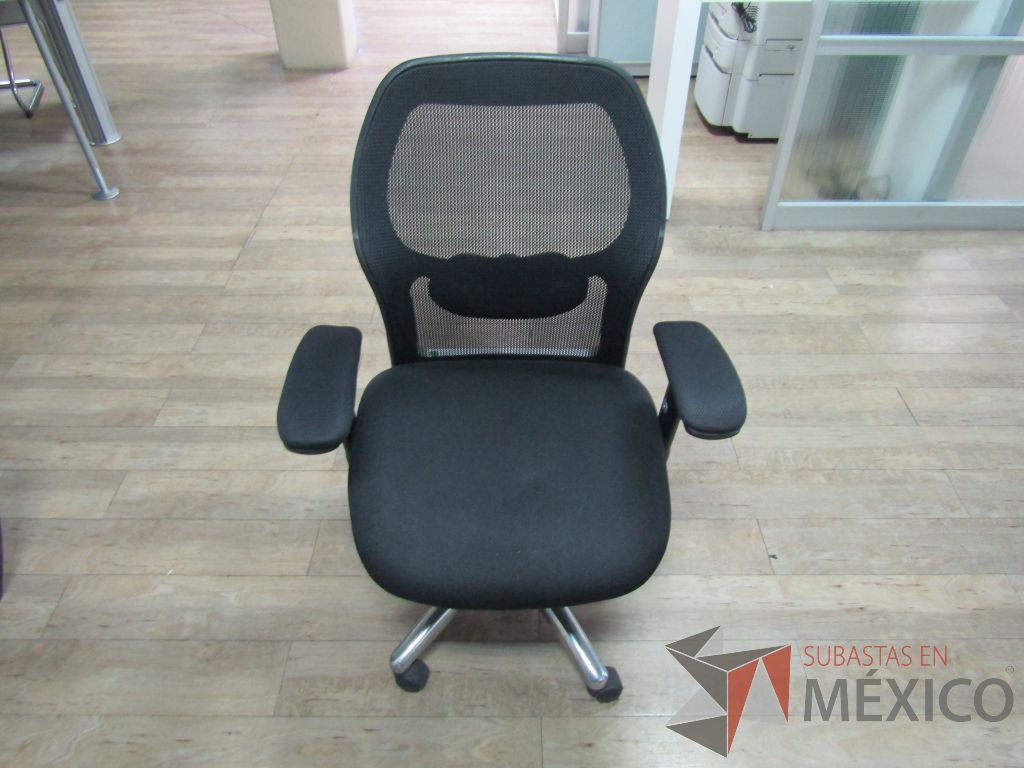 Lote 279 - 2 Sillas operativas con ruedas, descansabrazos, respaldo en malla y asiento en tela color negro
