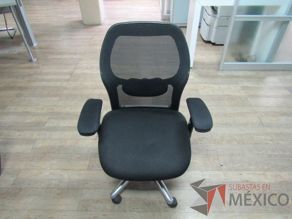Lote 227 - 2 Sillas operativas con ruedas, descansabrazos, respaldo en malla y asiento en tela color negro
