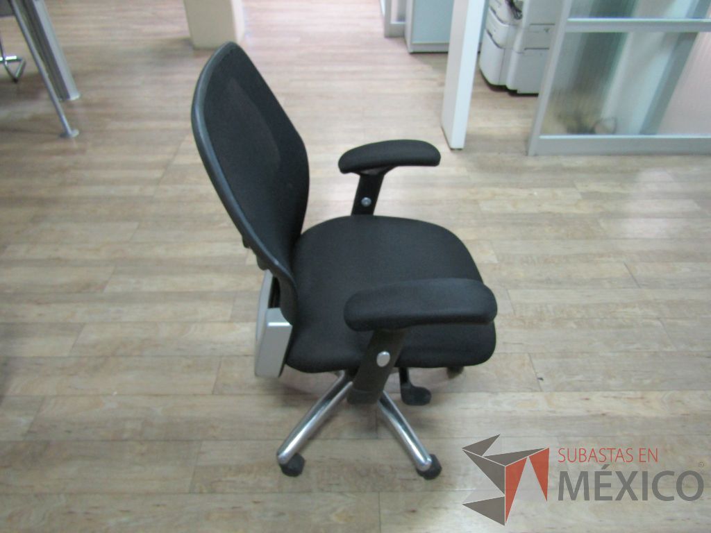 Lote 227 - 2 Sillas operativas con ruedas, descansabrazos, respaldo en malla y asiento en tela color negro - Imagen 8