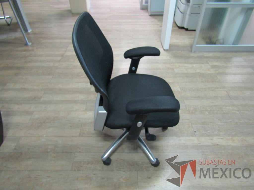 Lote 227 - 2 Sillas operativas con ruedas, descansabrazos, respaldo en malla y asiento en tela color negro - Imagen 5