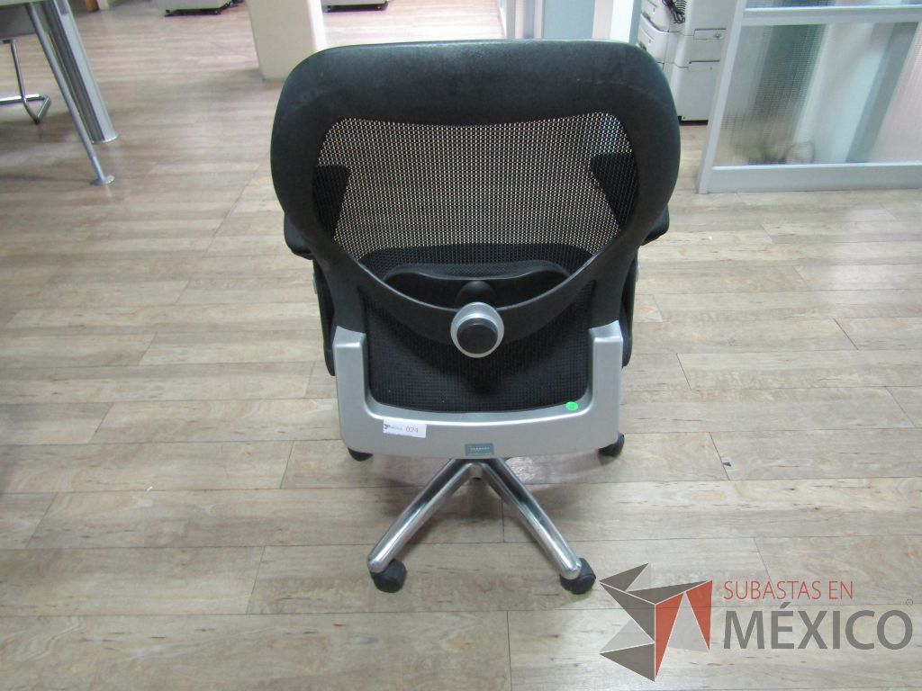 Lote 227 - 2 Sillas operativas con ruedas, descansabrazos, respaldo en malla y asiento en tela color negro - Imagen 7