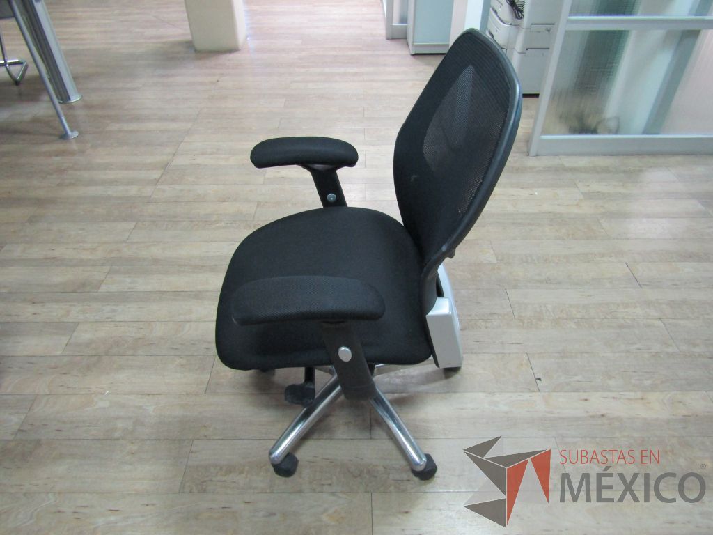 Lote 227 - 2 Sillas operativas con ruedas, descansabrazos, respaldo en malla y asiento en tela color negro - Imagen 4