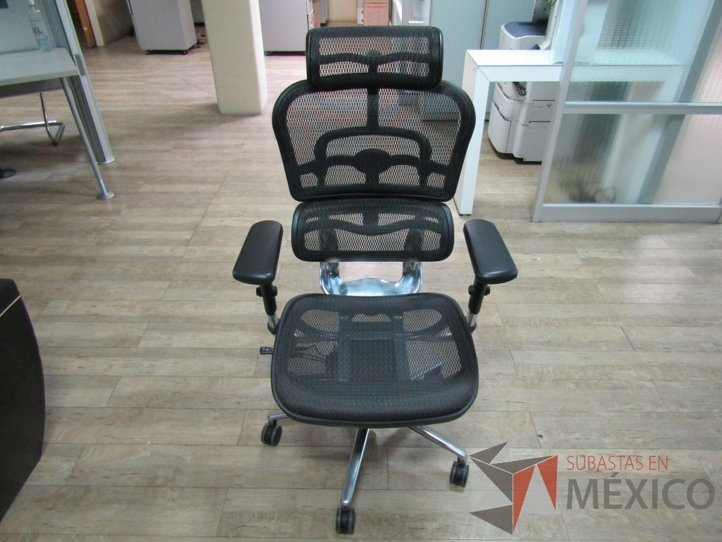 Lote 448 - 2 Sillas operativas con ruedas, descansabrazos, cabecera, asiento y respaldo en malla