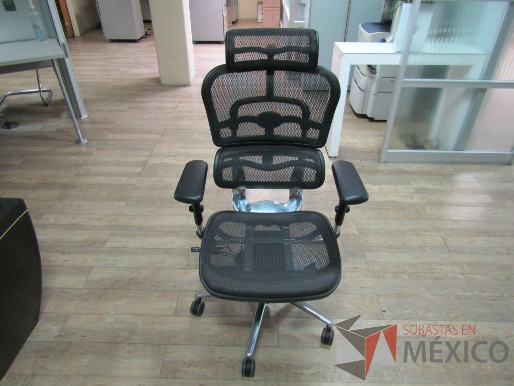 Lote 228 - 2 Sillas operativas con ruedas, descansabrazos, cabecera, asiento y respaldo en malla