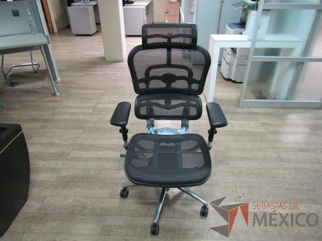 Lote 358 - 2 Sillas operativas con ruedas, descansabrazos, cabecera, asiento y respaldo en malla