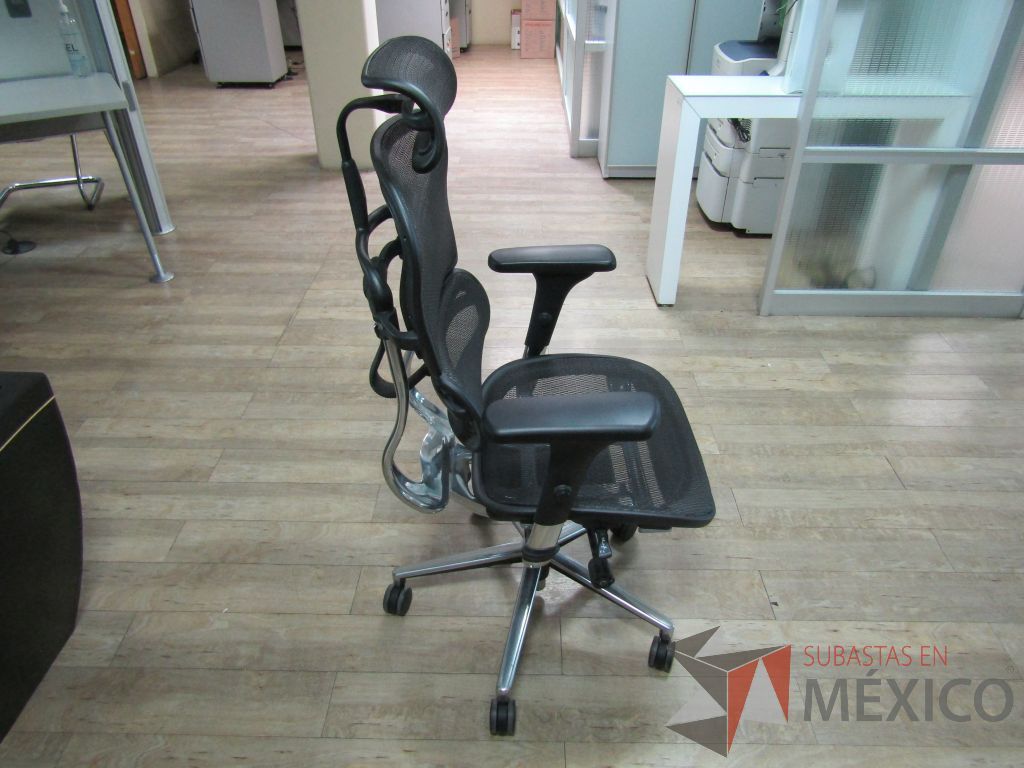 Lote 448 - 2 Sillas operativas con ruedas, descansabrazos, cabecera, asiento y respaldo en malla - Imagen 5