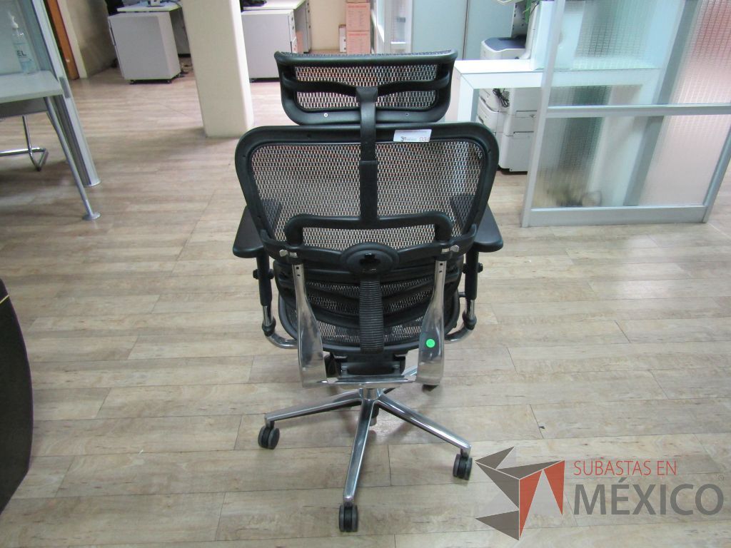 Lote 448 - 2 Sillas operativas con ruedas, descansabrazos, cabecera, asiento y respaldo en malla - Imagen 6
