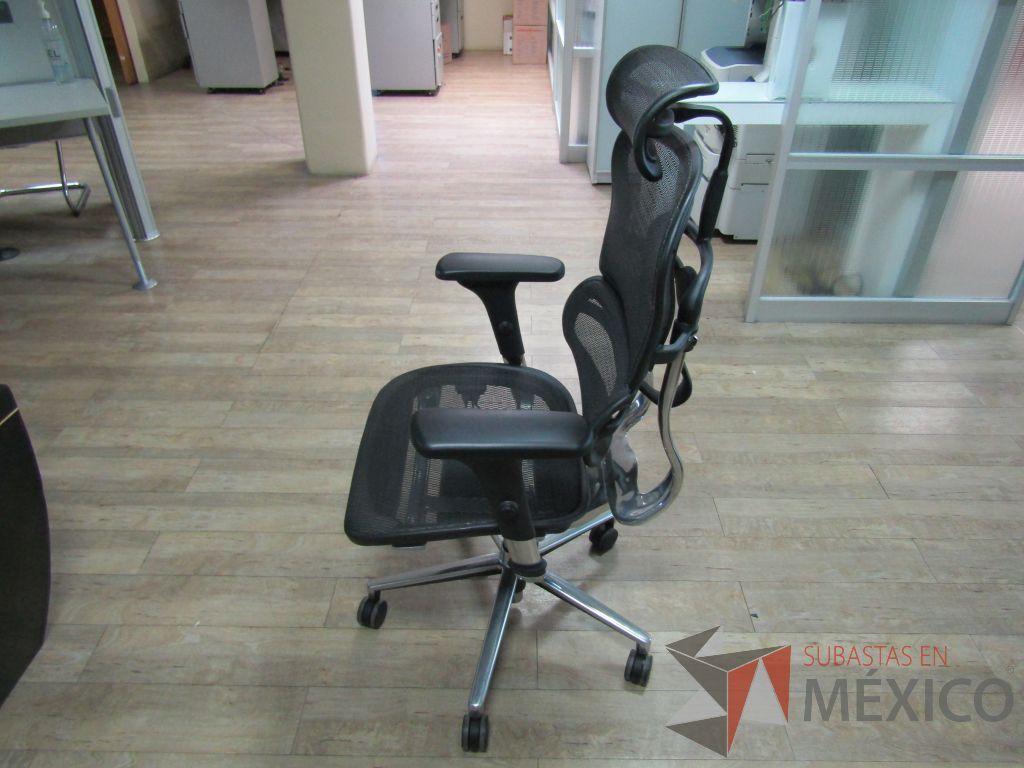 Lote 448 - 2 Sillas operativas con ruedas, descansabrazos, cabecera, asiento y respaldo en malla - Imagen 7