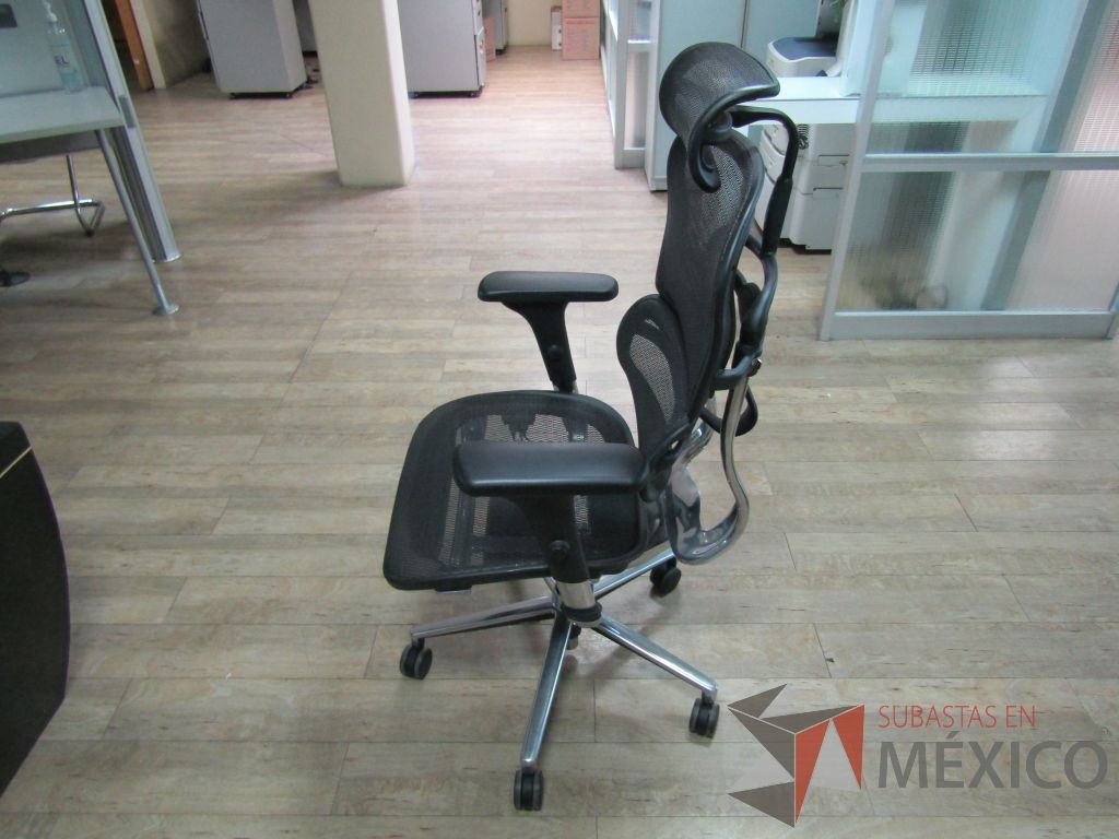 Lote 228 - 2 Sillas operativas con ruedas, descansabrazos, cabecera, asiento y respaldo en malla - Imagen 4