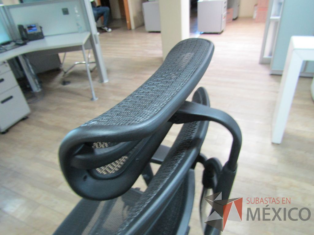 Lote 448 - 2 Sillas operativas con ruedas, descansabrazos, cabecera, asiento y respaldo en malla - Imagen 10
