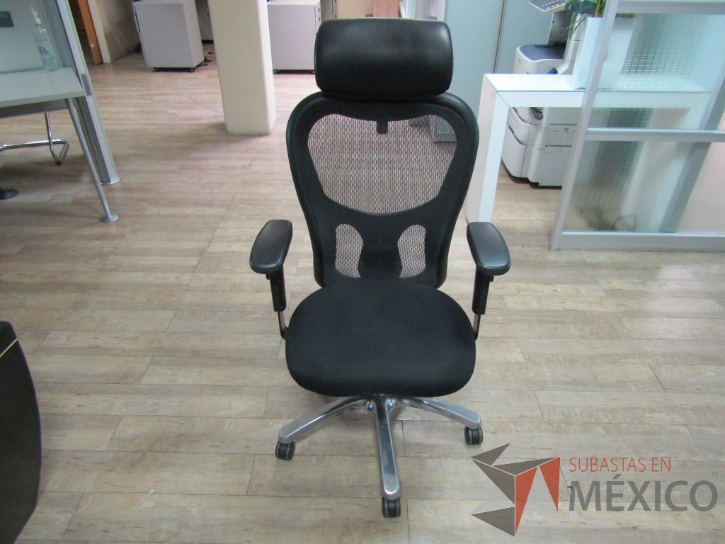 Lote 232 - Silla operativa con ruedas, descansabrazos, cabecera, respaldo en malla y asiento en tela color negro - Imagen 2