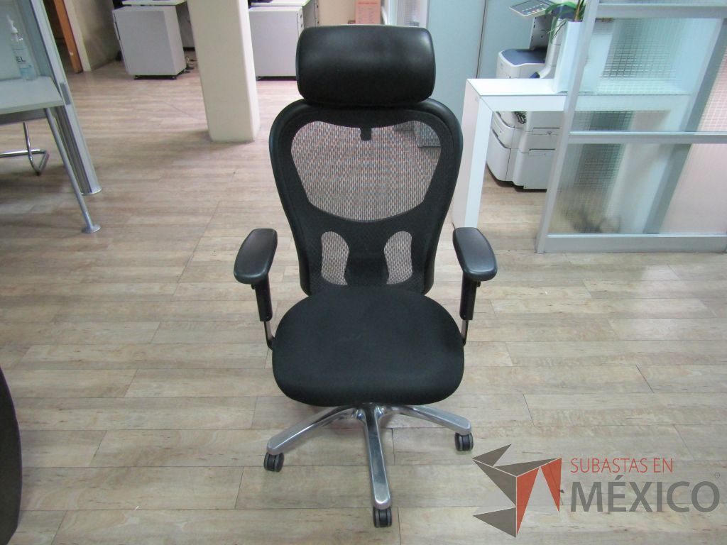 Lote 232 - Silla operativa con ruedas, descansabrazos, cabecera, respaldo en malla y asiento en tela color negro