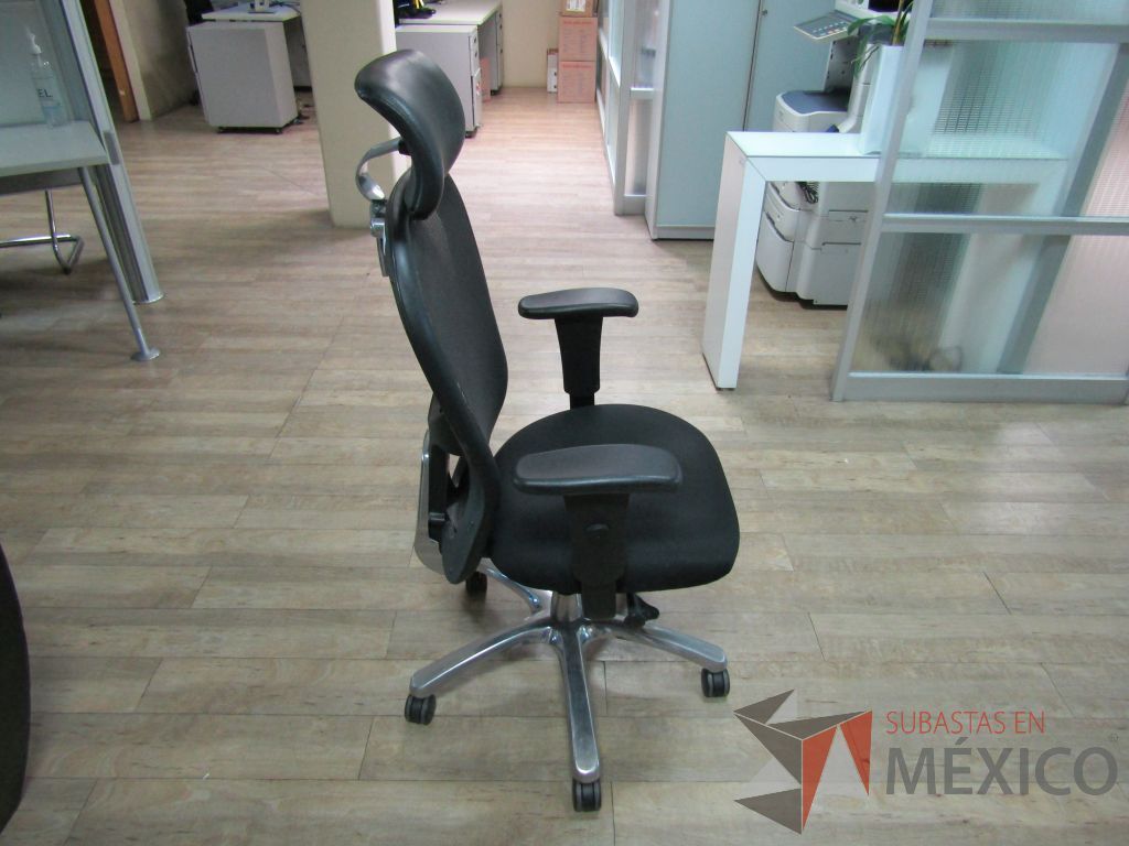 Lote 232 - Silla operativa con ruedas, descansabrazos, cabecera, respaldo en malla y asiento en tela color negro - Imagen 3