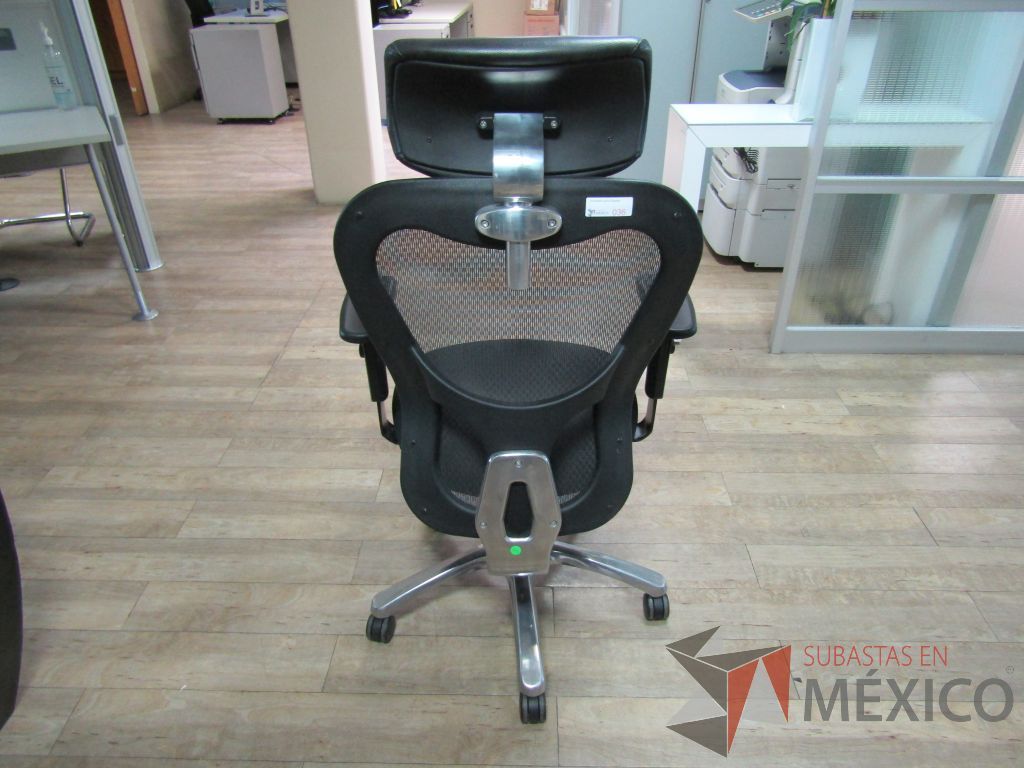Lote 232 - Silla operativa con ruedas, descansabrazos, cabecera, respaldo en malla y asiento en tela color negro - Imagen 5