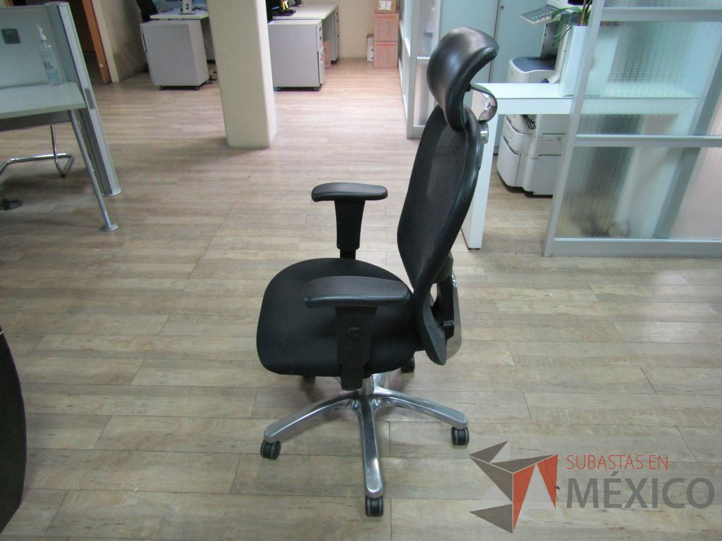 Lote 232 - Silla operativa con ruedas, descansabrazos, cabecera, respaldo en malla y asiento en tela color negro - Imagen 7