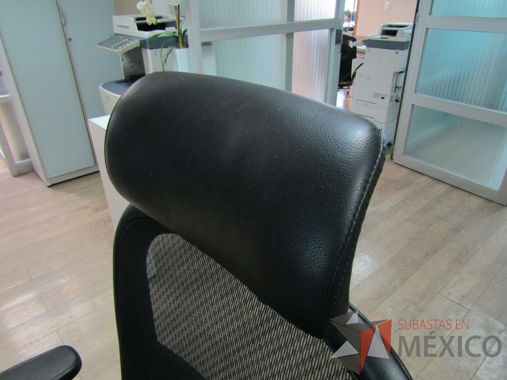 Lote 232 - Silla operativa con ruedas, descansabrazos, cabecera, respaldo en malla y asiento en tela color negro - Imagen 9