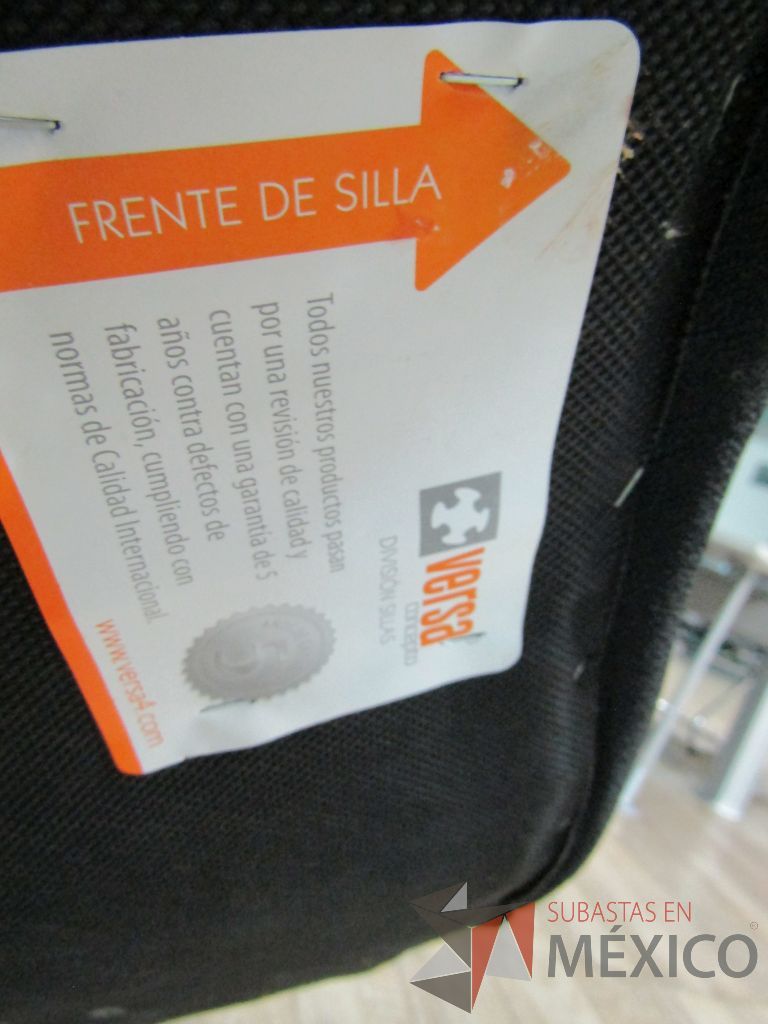 Lote 232 - Silla operativa con ruedas, descansabrazos, cabecera, respaldo en malla y asiento en tela color negro - Imagen 10