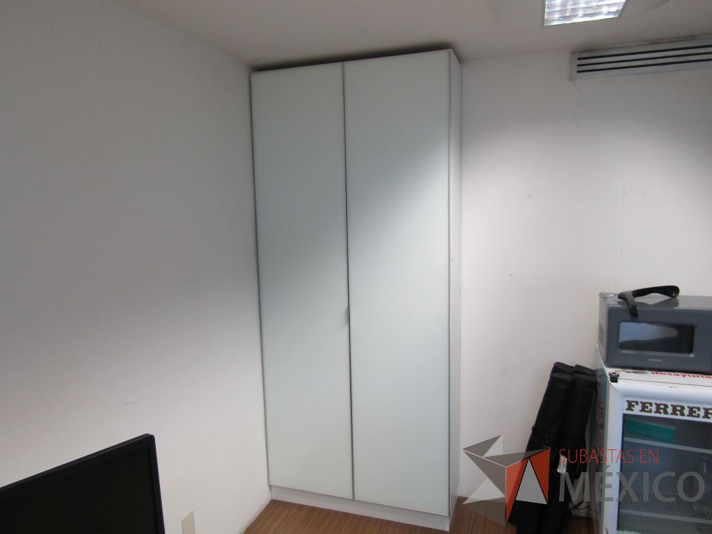 Lote 111 - Gabinete con 2 puertas y 5 entrepaños - Imagen 6