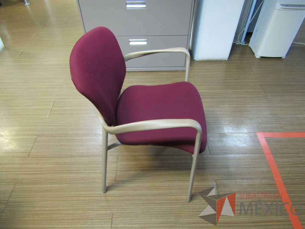 Lote 117 - 2 Sillas fijas, descansabrazos, asiento y respaldo en tela color vino - Imagen 6
