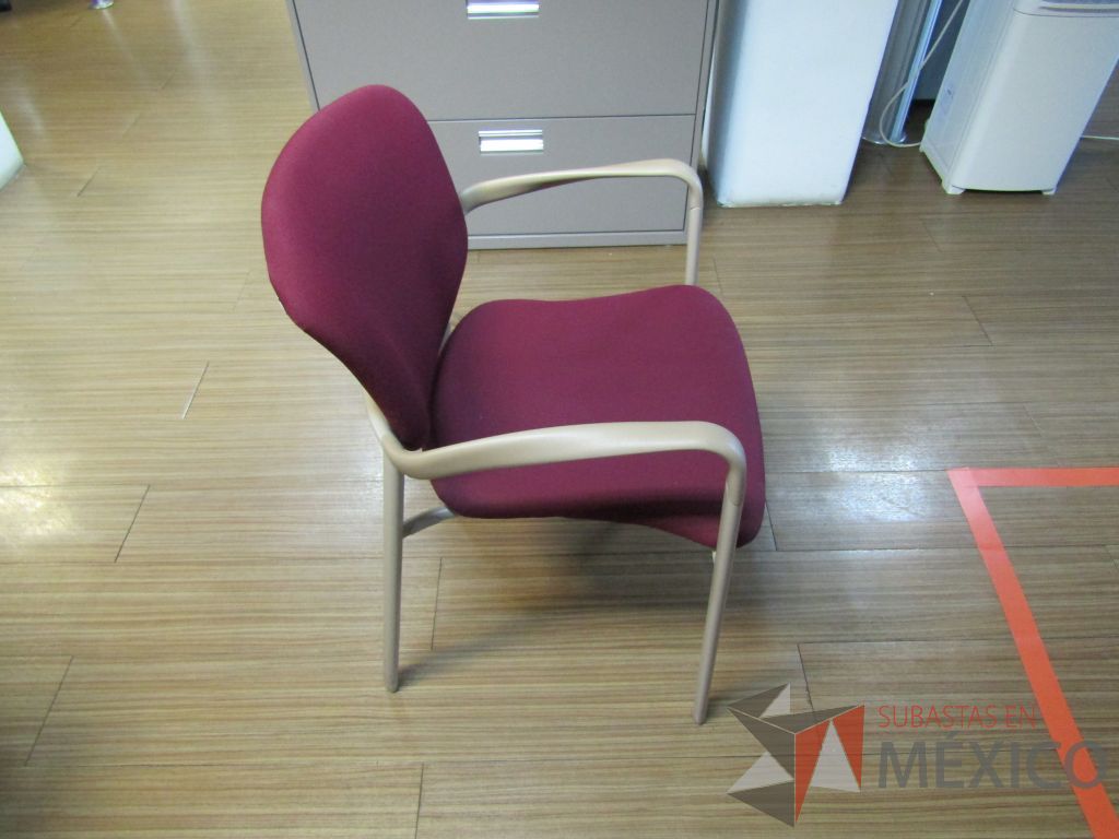 Lote 117 - 2 Sillas fijas, descansabrazos, asiento y respaldo en tela color vino - Imagen 9