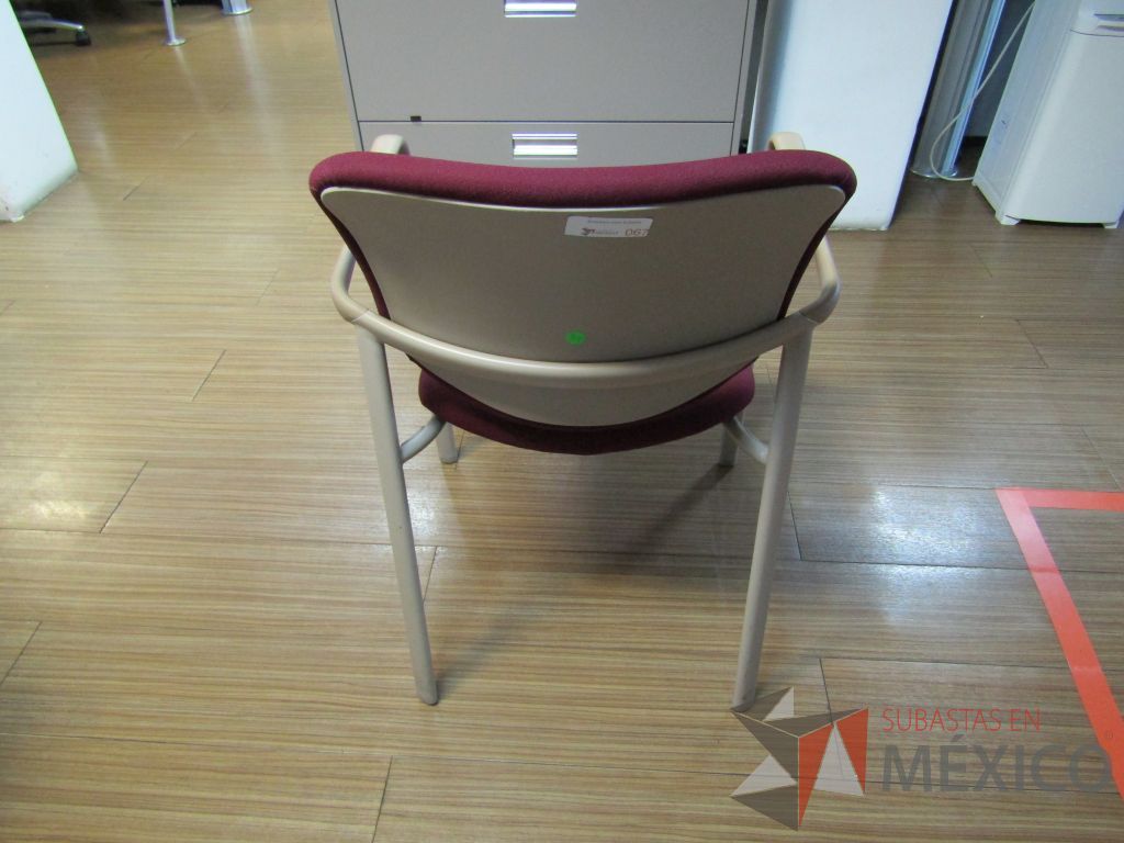 Lote 117 - 2 Sillas fijas, descansabrazos, asiento y respaldo en tela color vino - Imagen 4