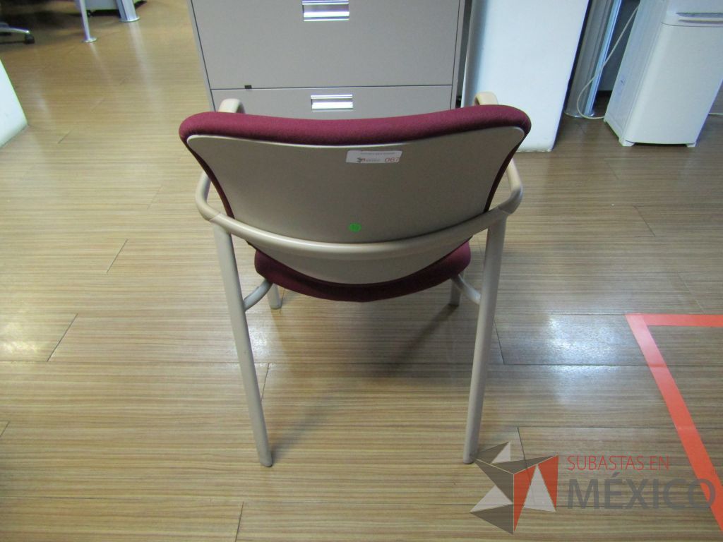 Lote 117 - 2 Sillas fijas, descansabrazos, asiento y respaldo en tela color vino - Imagen 2