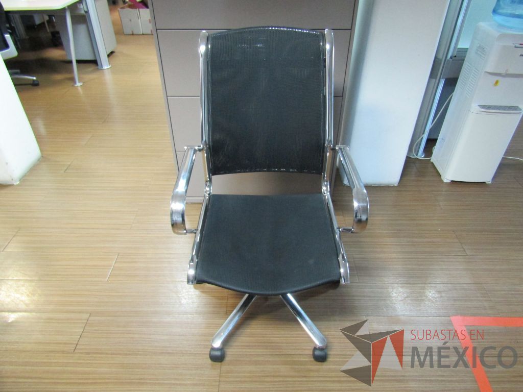 Lote 123 - 2 Sillas operativas con ruedas, descansabrazos, asiento y respaldo en malla - Imagen 2