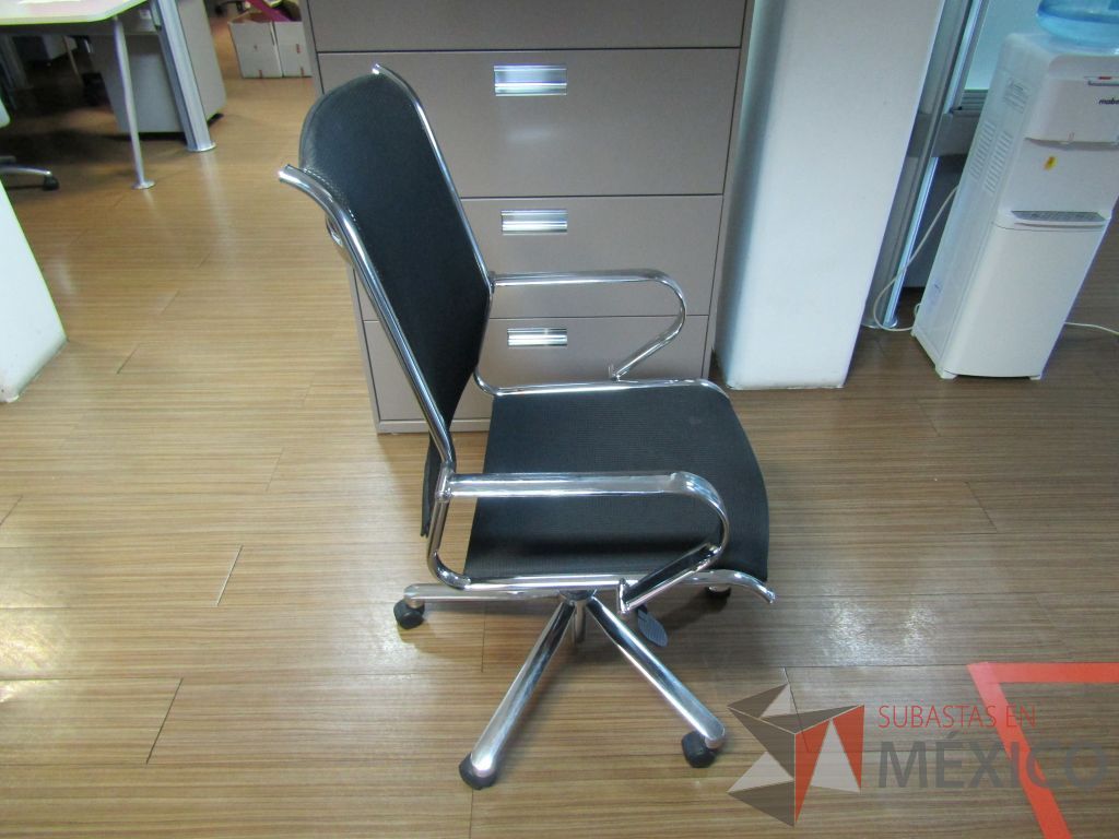 Lote 307 - Silla operativa con ruedas, descansabrazos, asiento y respaldo en malla - Imagen 3