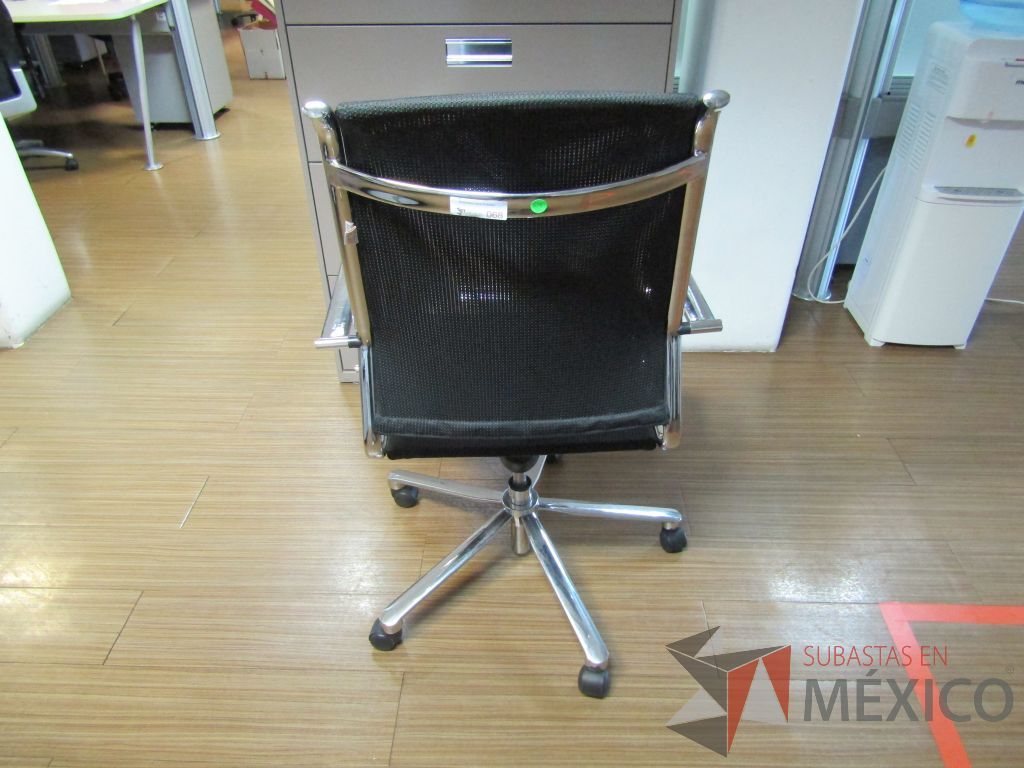 Lote 307 - Silla operativa con ruedas, descansabrazos, asiento y respaldo en malla - Imagen 4